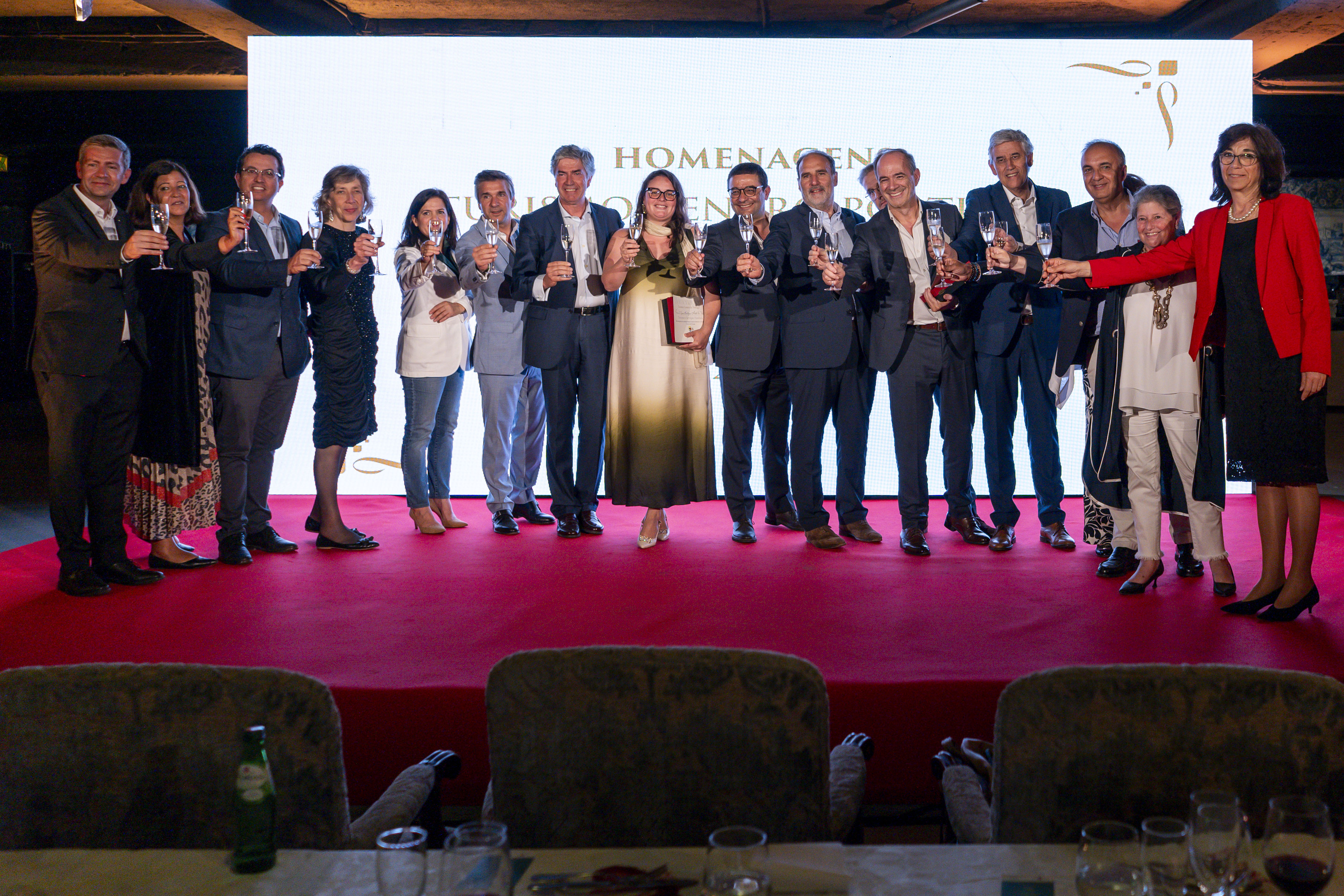 Imagem não disponível sobre: Prémios dos concursos TCP entregues no Jantar Oficial “Vê Portugal” em Anadia